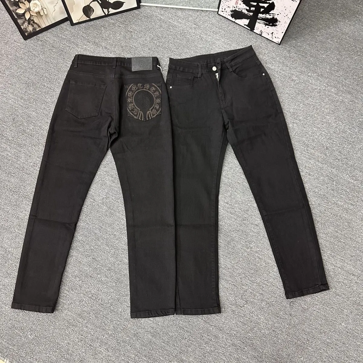 P176 Style No. Cc930 Chrome hearts Chrome hearts high street jeans Chrome hearts vibe style versatile jeans are the most popular high street style at the moment. Made of beaded canvas fabric, heavy washing makes the upper body of the fabric more textured. The pants are tall and straight! The three-dimensional cutting of the whole trousers is a masterpiece! The beaded canvas fabric is thick and soft after washing. It has good breathability. Customized small leather label. Unique design. The details are in place, simple and elegant, and the workmanship is exquisite. The entire trousers are neatly routed and the details are in place! It’s so cool. It’s a genderless trend that both men and women can easily control. Color: Picture color. Sizes M-XXL